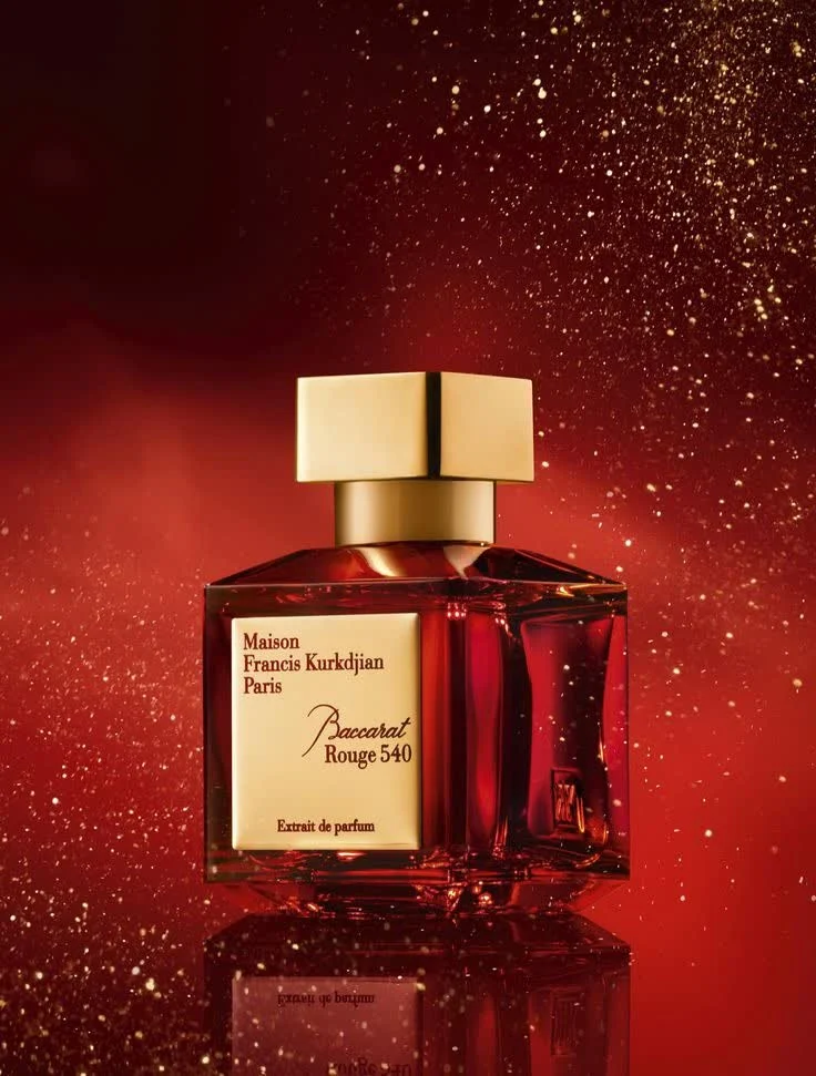 عطر باکارات رژ در محیط قرمز و اکلیلی