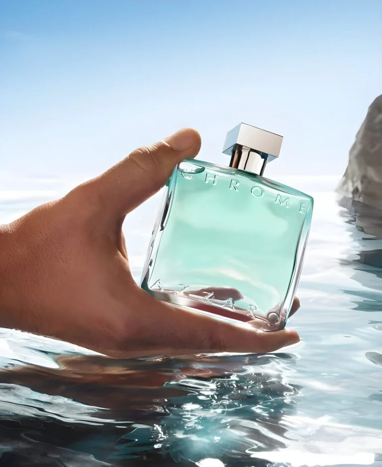 عطر آزارو کروم در دست یک نفر در دریا